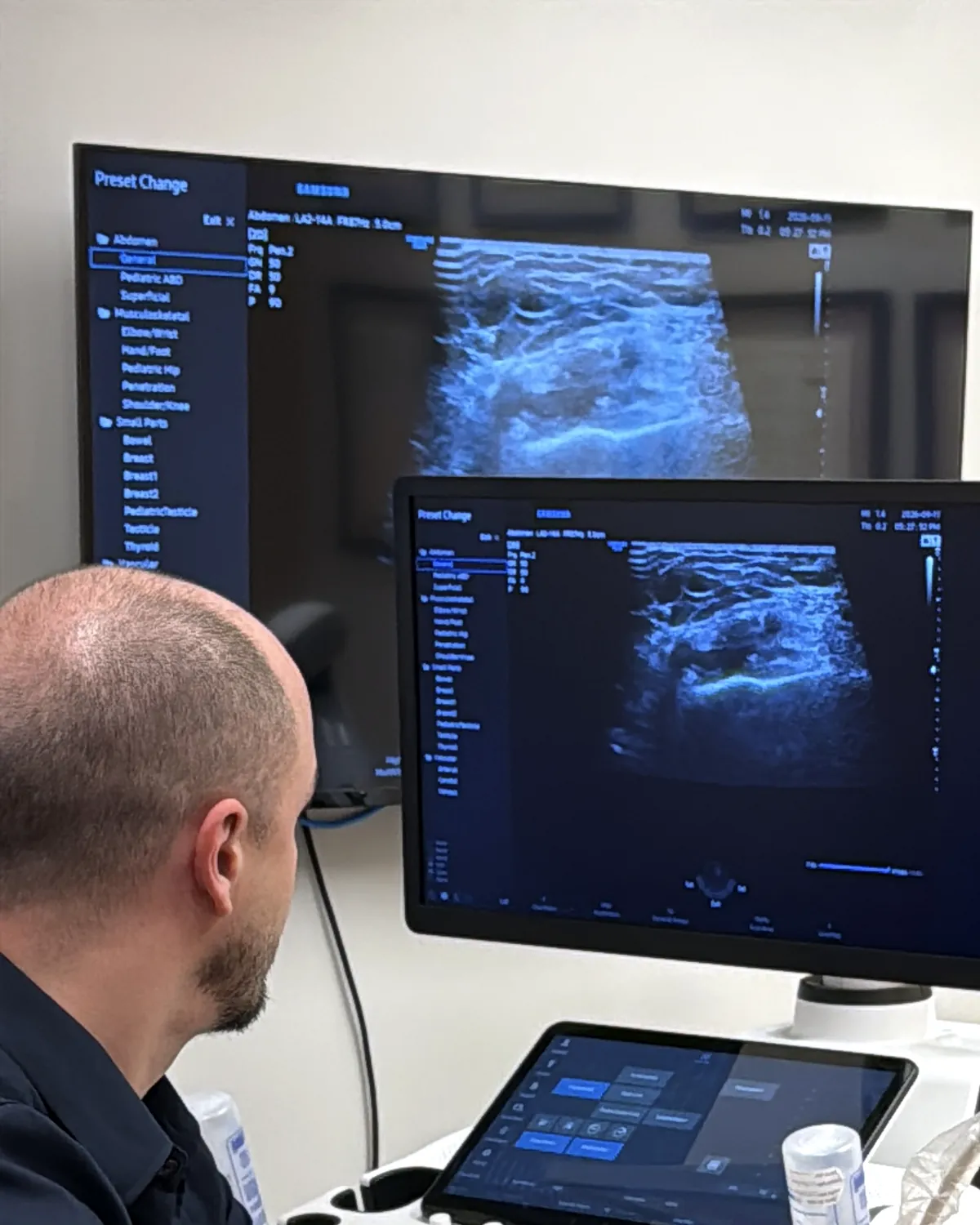 Dr. Pedro Junqueira realizando ultrassom